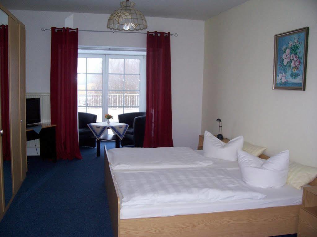 Hotel Reuterhof Reuterstadt Stavenhagen Экстерьер фото